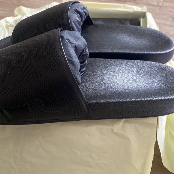 Burberry TB perforated monogram slides with matching socks (men’s) - Picture 3 of 8